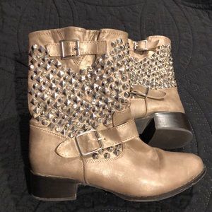 La je Gold Studded Boots